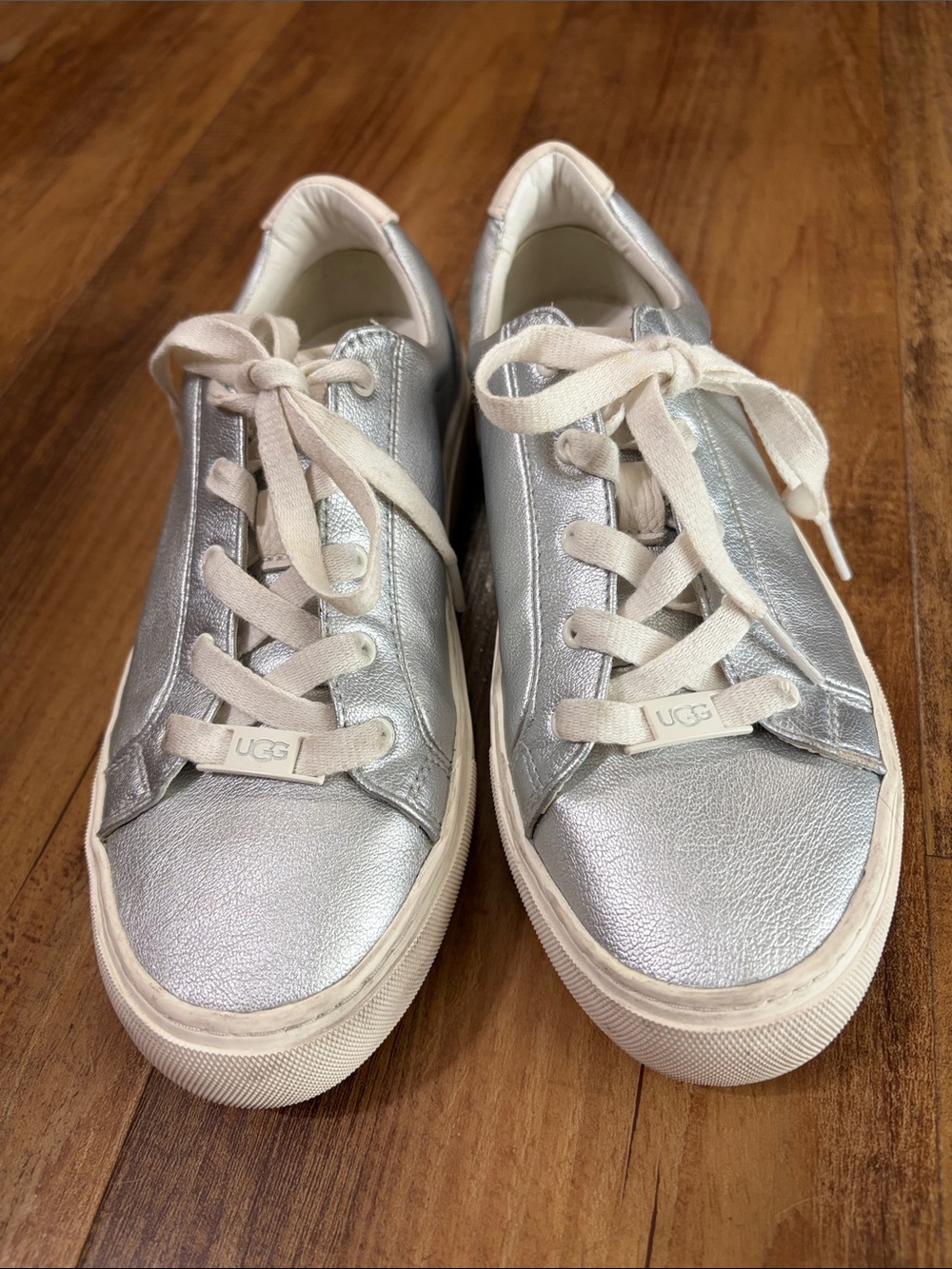 UGG Women's Silver Metallic zilo Low-Top lace up Sneakers size 6.5